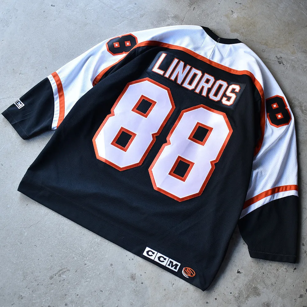 90's　NHL Philadelphia Flyers/フィラデルフィア・フライヤーズ “LINDROS #88” ホッケーシャツ　220925