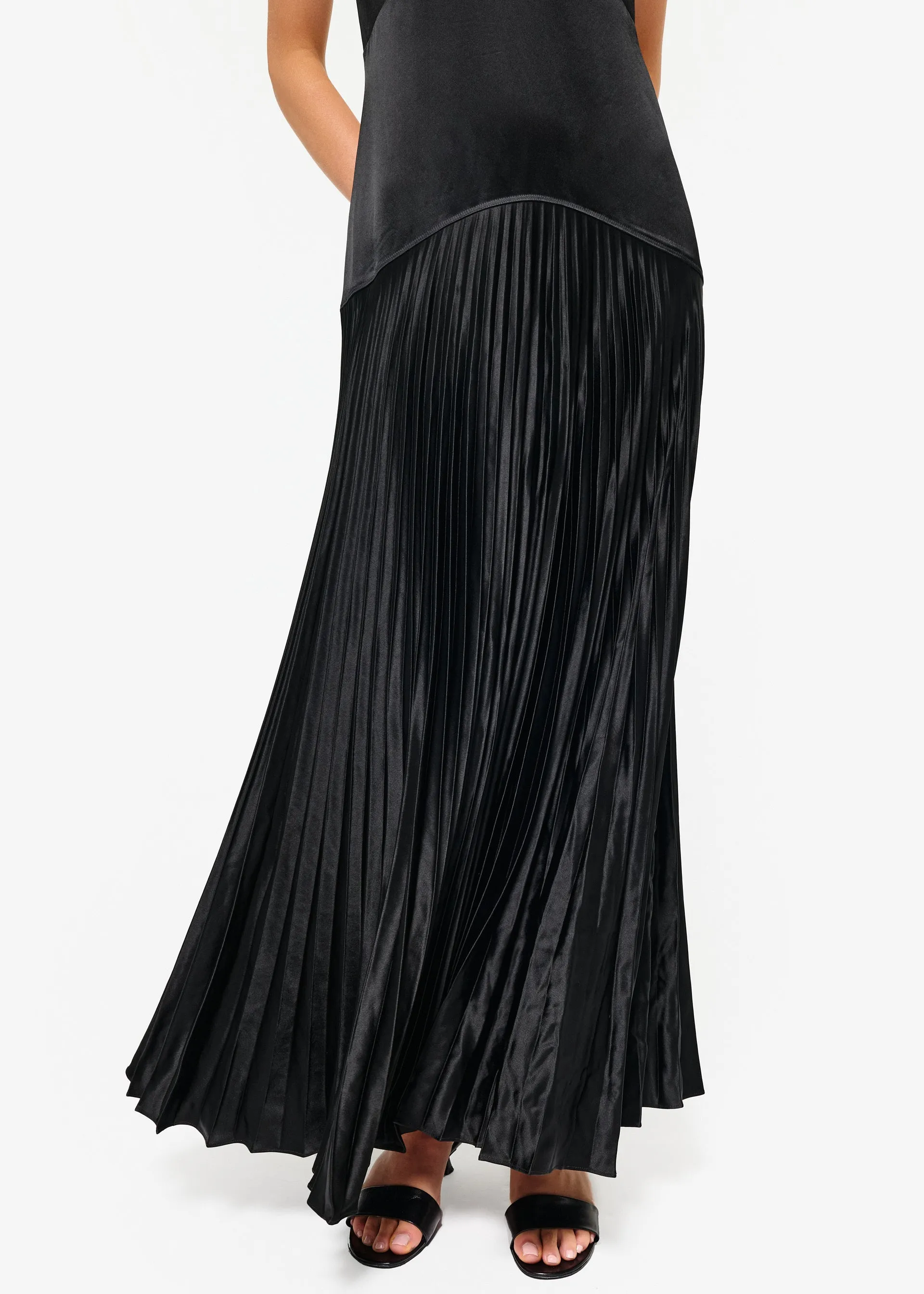 Jennelyn Pleated Gown Black